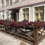 Old Town Apartment, Uus 28